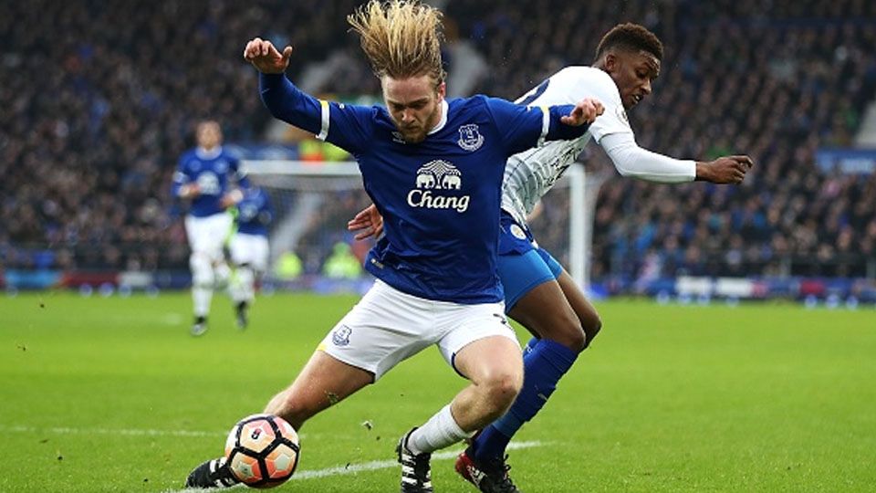 Tom Davies (Everton) tengah adu bodi dengan Demarai Gray. Copyright: © Chris Brunskill Ltd/Getty Images